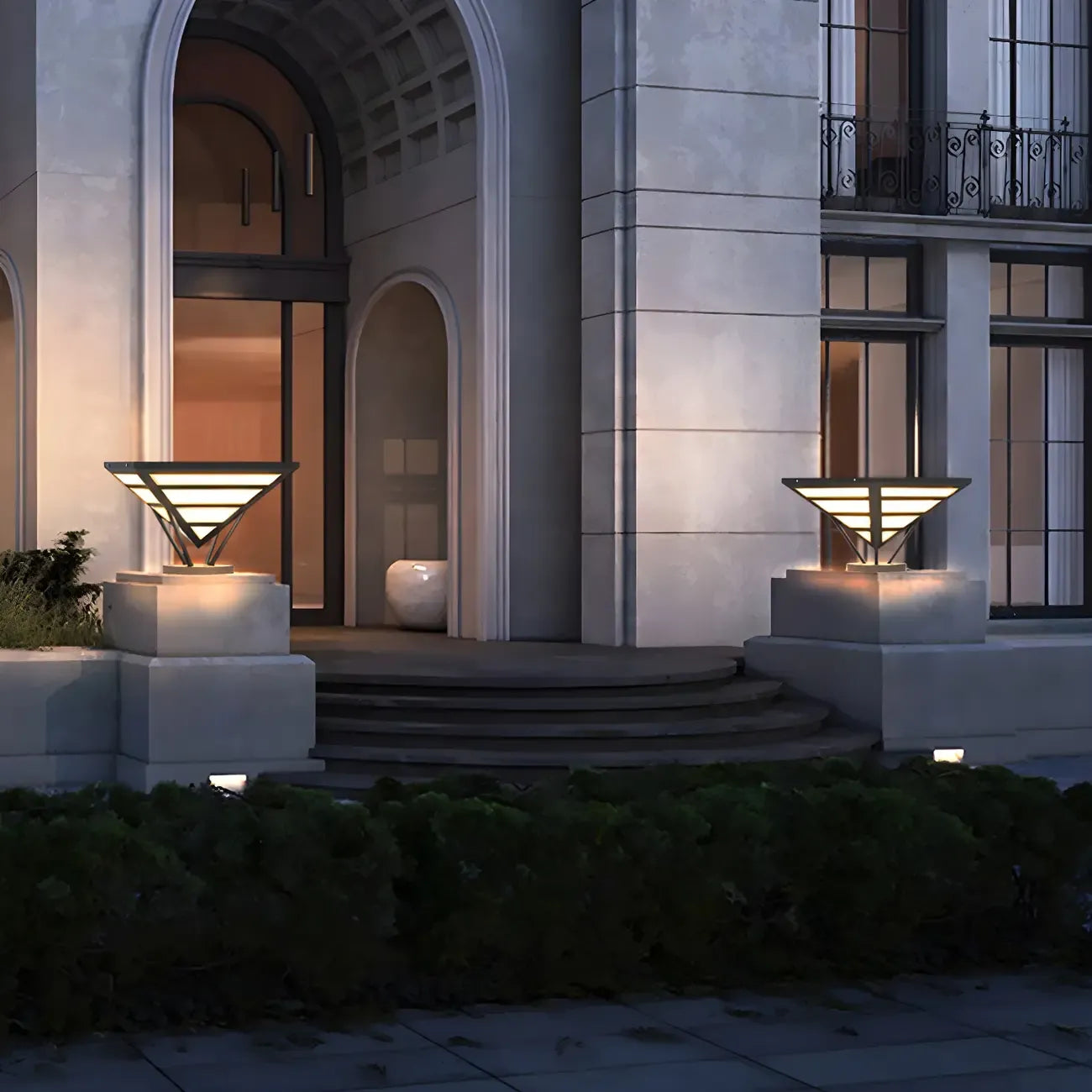 Black Metal Bracket Pyramid Solar Outdoor Post Lights